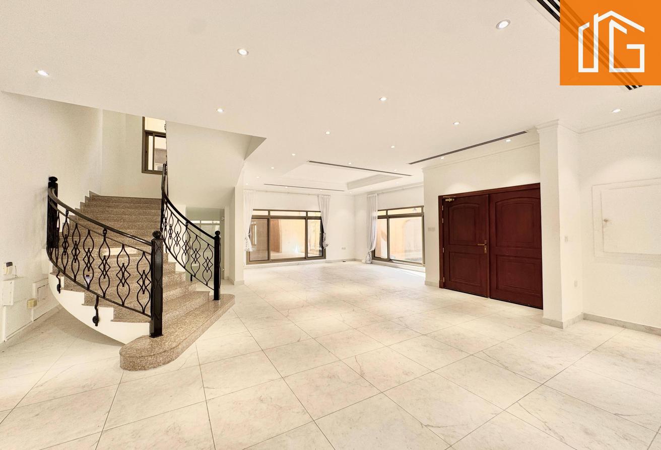 PRIVATE POOL/CLOSED KITCHEN/ FAMILY COMPOUND